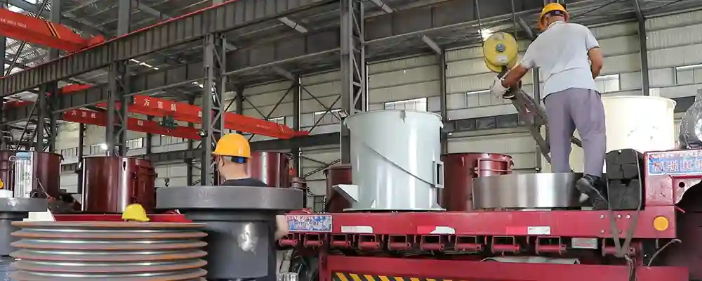 5R4128雷蒙磨粉机装车进行中准备发往河南