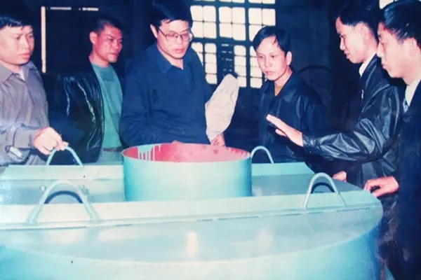 1998年4月越南客户考察桂林矿机生产现场